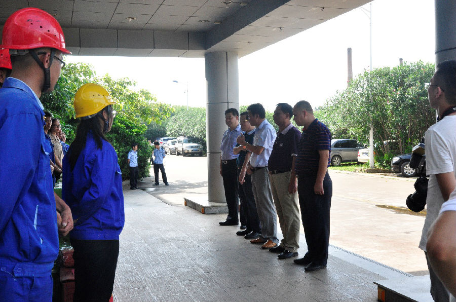 工會慰問送清涼，甘甜爽口暖心田