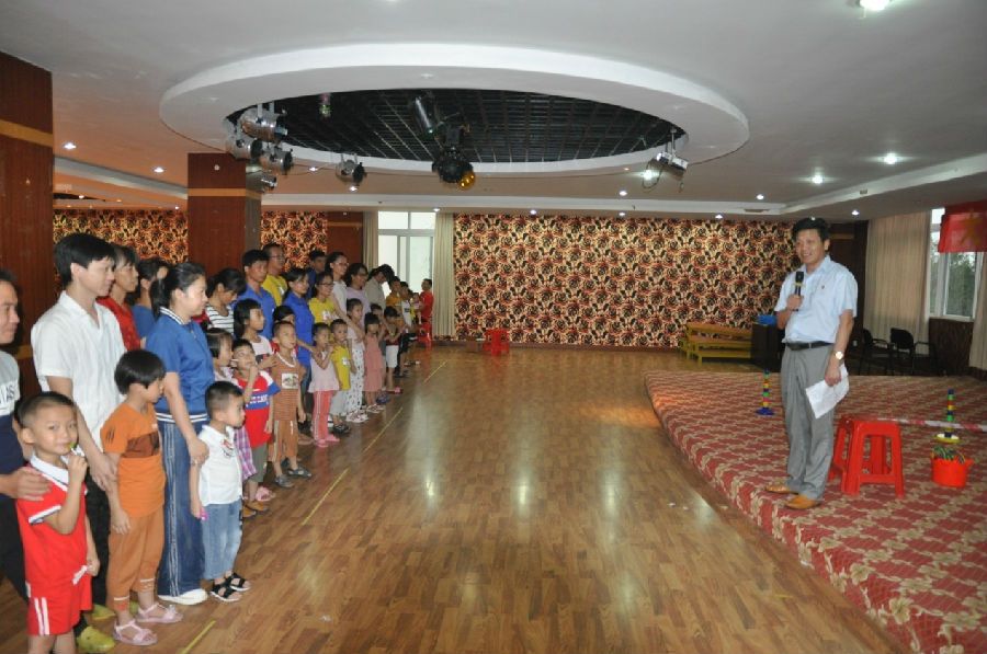 大手牽小手，攜手銀億向前走